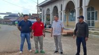 Ketua DPRD Kota Jambi, Kemas Faried Alfarelly tinjau jalan rusak di Kelurahan Penyengat Rendah