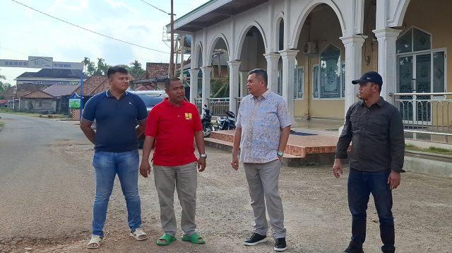 Ketua DPRD Kota Jambi, Kemas Faried Alfarelly tinjau jalan rusak di Kelurahan Penyengat Rendah