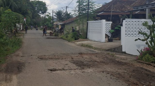 Proses pengerjaan jalan di Kelurahan Penyengat Rendah, Kecamatan Telanaipura, Kota Jambi