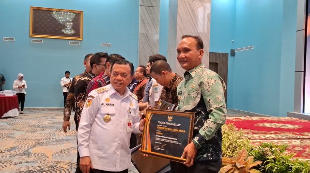 Gubernur Jambi Al Haris serahkan penghargaan Paritrana Award 2025 kepada Bupati Sarolangun