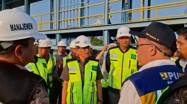 Anggota DPR RI, H Bakrie tinjau kondisi intake PDAM Tirta Mayang yang tergerus Abrasi di Kelurahan Penyengat Rendah, Kota Jambi
