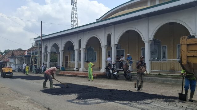 Perbaikan jalan di Kelurahan Penyengat Rendah