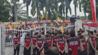 Aksi massa demo di rumah dinas Gubernur Jambi, minta pelantikan Mat Sanusi dibatalkan jadi Ketua KONI Provinsi Jambi