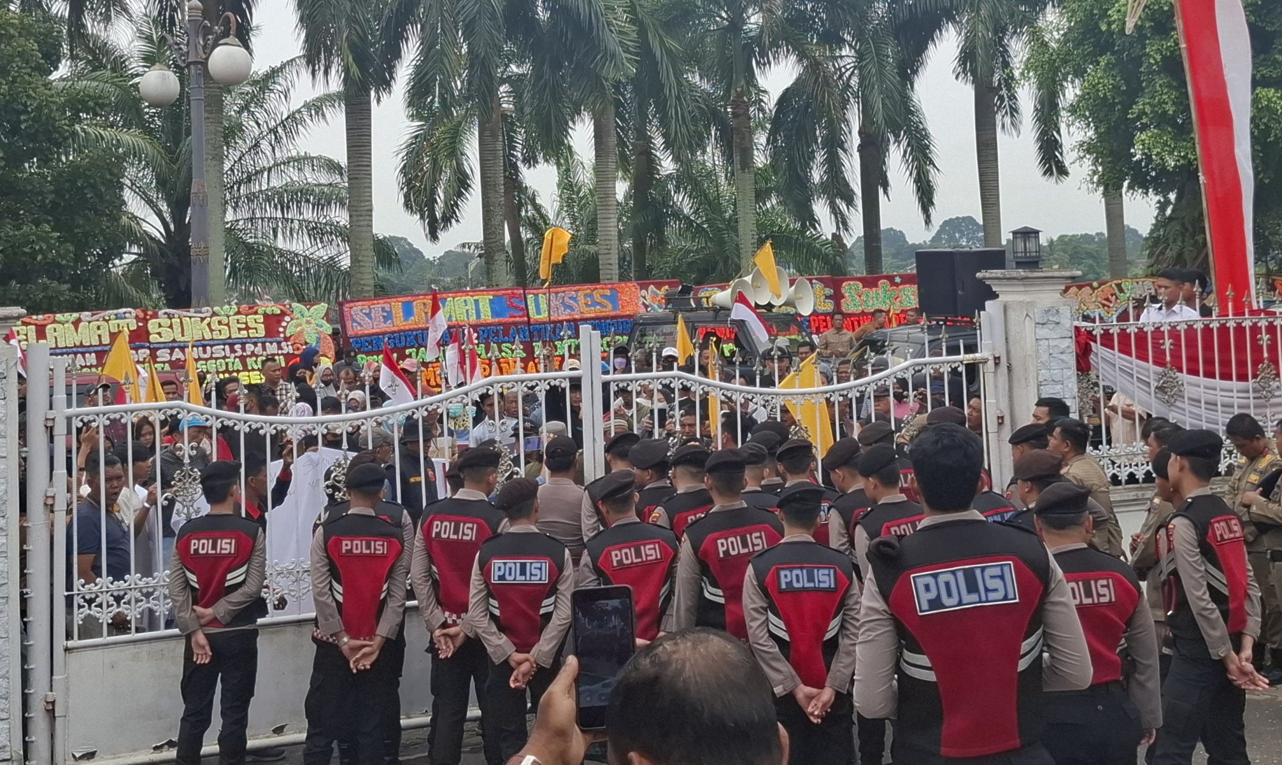 Aksi massa demo di rumah dinas Gubernur Jambi, minta pelantikan Mat Sanusi dibatalkan jadi Ketua KONI Provinsi Jambi
