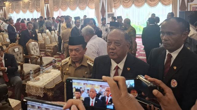 Ketua KONI pusat, Marciano Norman (tengah)