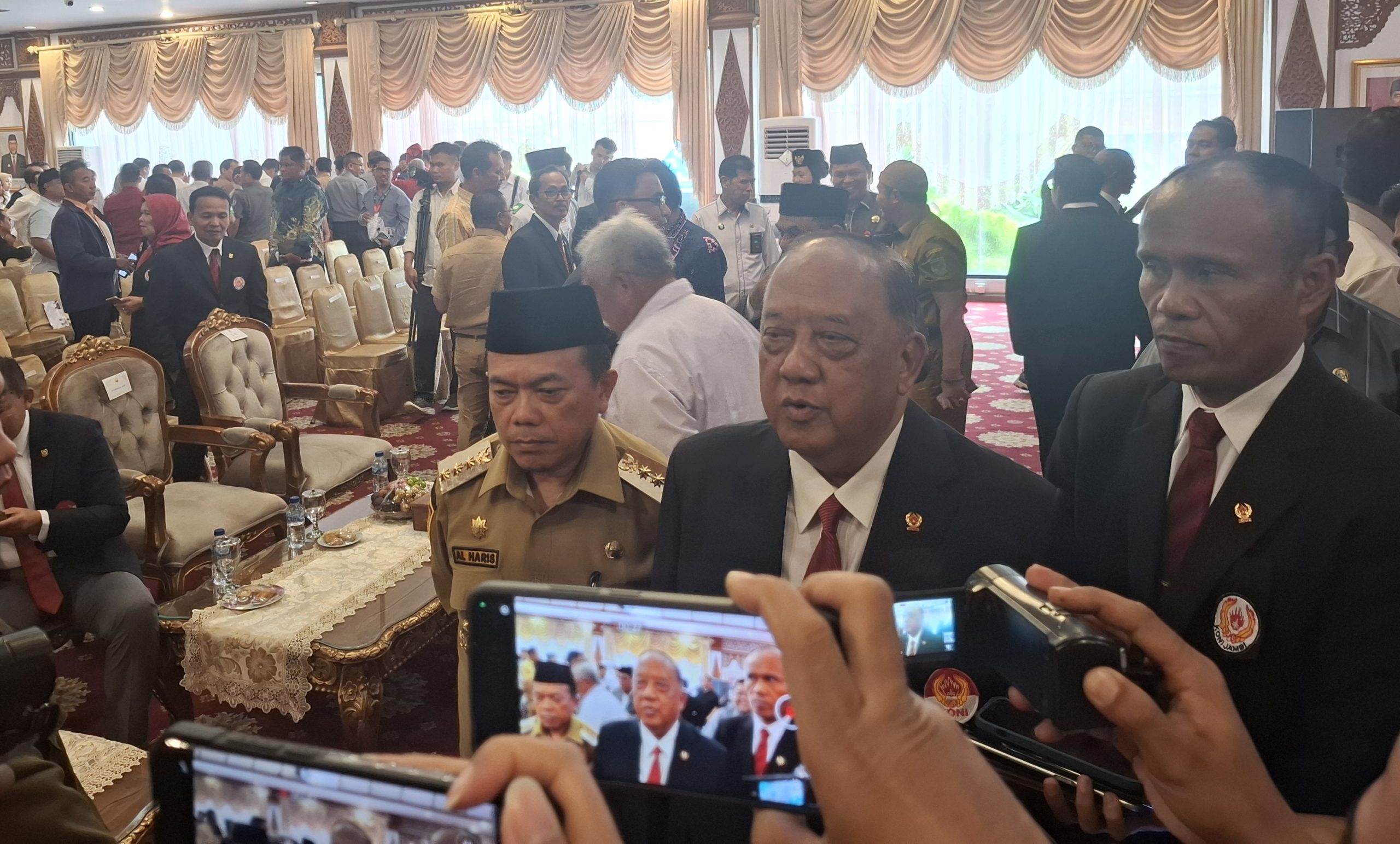 Ketua KONI pusat, Marciano Norman (tengah)