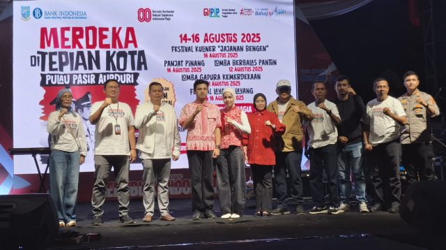 Wakil Walikota Jambi, Diza Hazra Aljosha membuka Festival Merdeka di Tepian Kota Pulau Pasir Aurduri