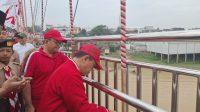 Gubernur Jambi Al Haris pasang bendera di jembatan Gentala Arasy