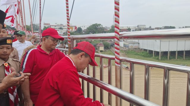 Gubernur Jambi Al Haris pasang bendera di jembatan Gentala Arasy