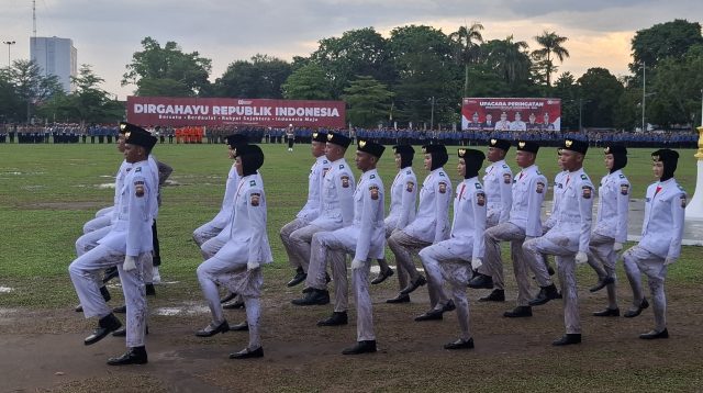 Paskibraka di Provinsi Jambi laksanakan upacara penurunan bendera Merah Putih dalam rangka HUT RI ke-80 dengan pakaian berlumpur