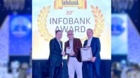 DIrektur Utama Bank Jambi Khairul Suhairi Saat Penerima Penghargaan Infobank Crown Award di Jakarta