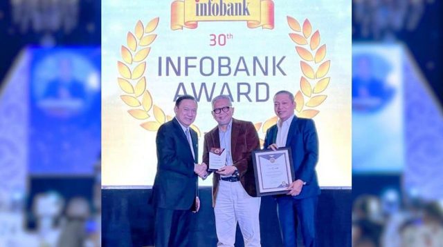 DIrektur Utama Bank Jambi Khairul Suhairi Saat Penerima Penghargaan Infobank Crown Award di Jakarta