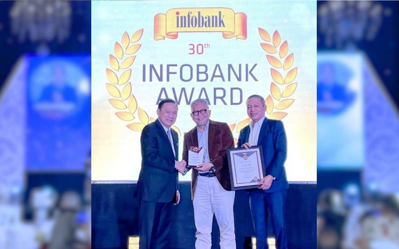 DIrektur Utama Bank Jambi Khairul Suhairi Saat Penerima Penghargaan Infobank Crown Award di Jakarta DIrektur Utama Bank Jambi Khairul Suhairi Saat Penerima Penghargaan Infobank Crown Award di Jakarta