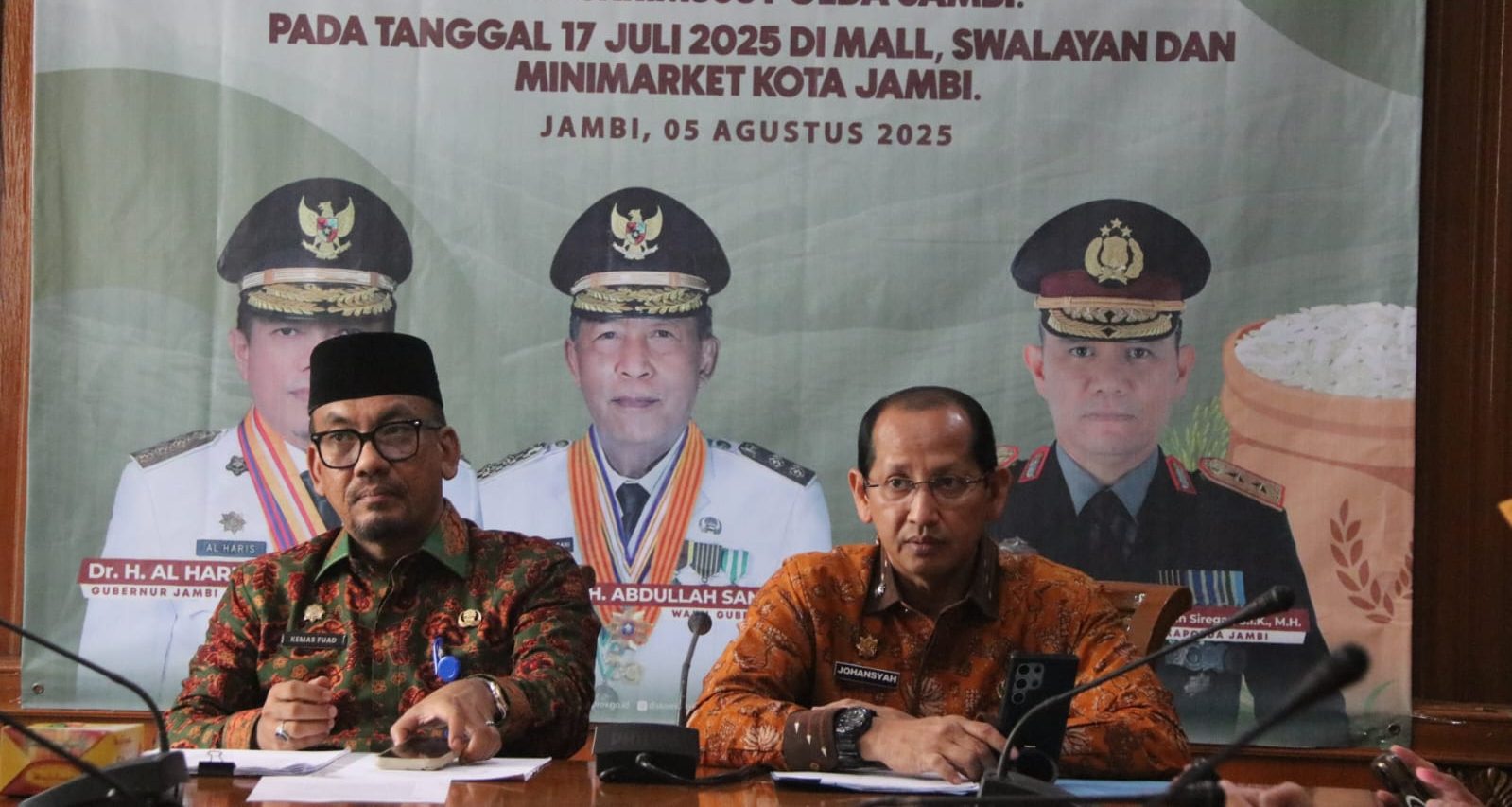 Konferensi pers 8 merk beras premium yang tidak memenuhi standar mutu premium