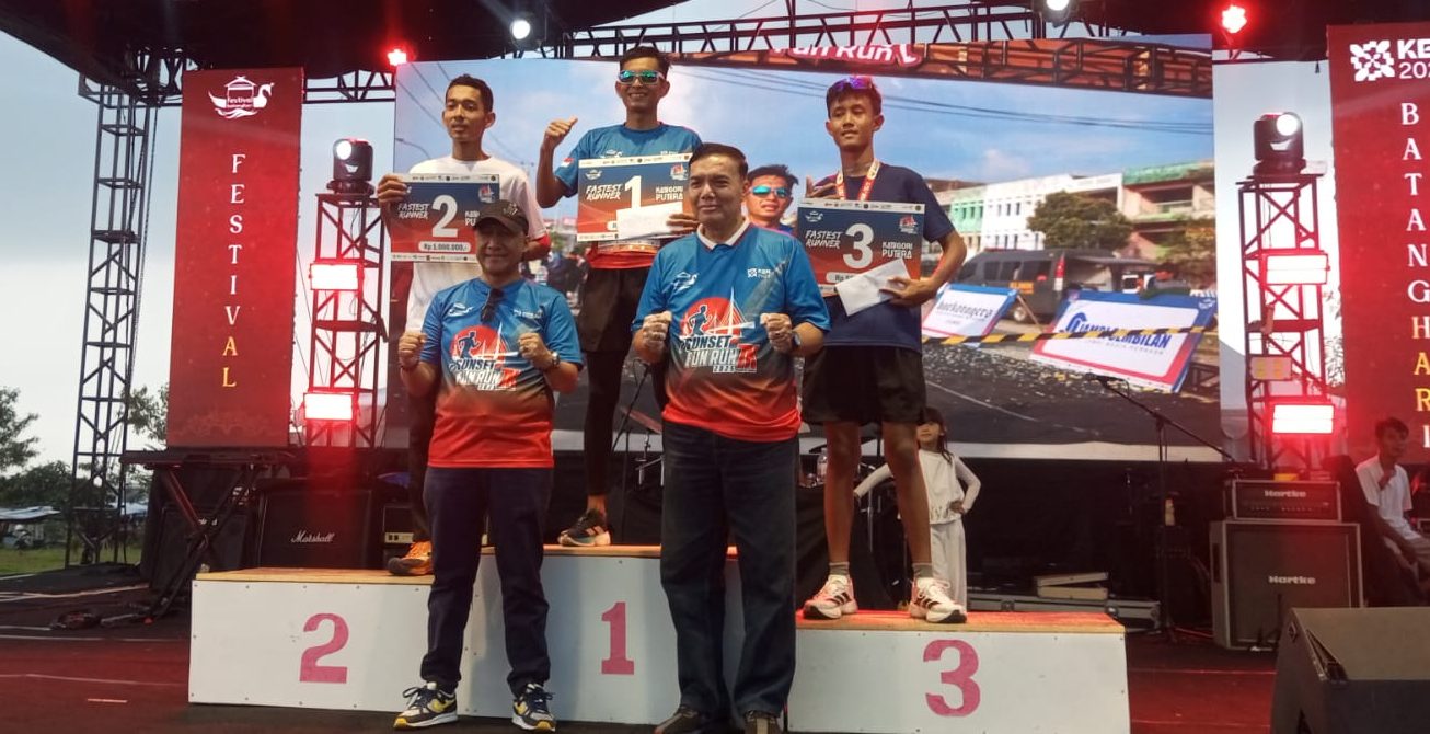 Kadisbudpar Provinsi Jambi, Imron Rosyadi bersama pemenang Sunset Fun Run 2025