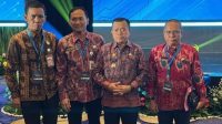 Gubernur Jambi Al Haris (tengah/batik coklat)