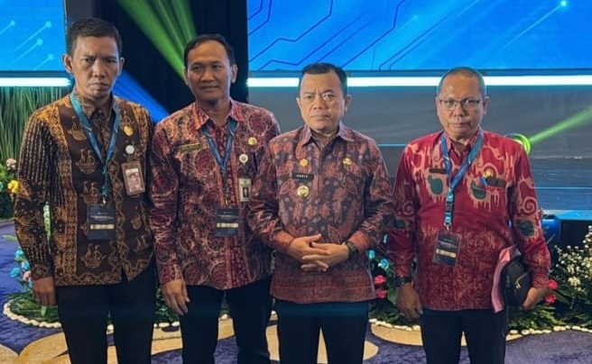 Gubernur Jambi Al Haris (tengah/batik coklat)