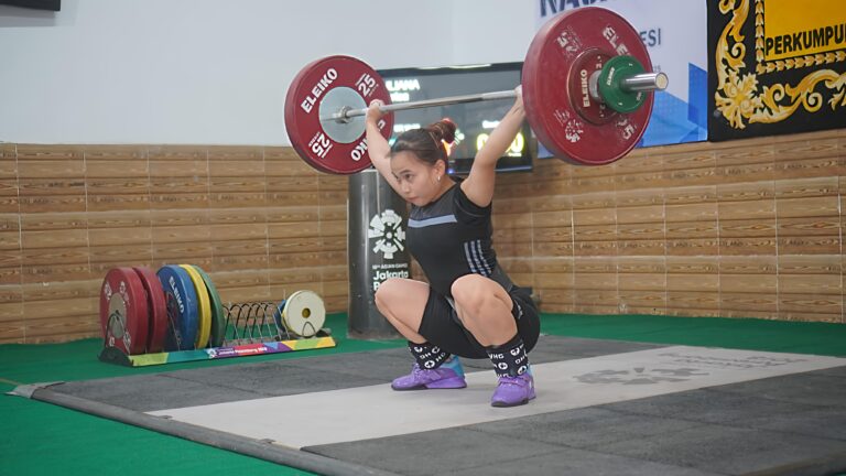 Atlet Angkat Besi Putri Jambi Juliana Klarisa Lolos Seleknas Sea Games 2025