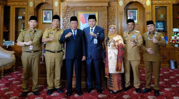 Pelantikan Arif Budiman sebagai Sekwan DPRD Provinsi Jambi oleh Wakil Gubernur Jambi Abdullah Sani