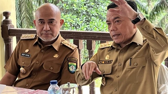 Gubernur Jambi Al Haris (kanan) bersama Bupati Kabupaten Bungo (kiri)
