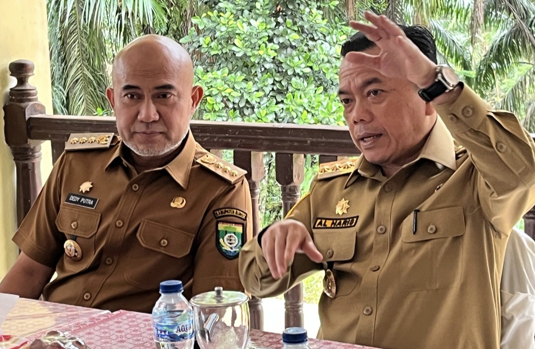 Gubernur Jambi Al Haris (kanan) bersama Bupati Kabupaten Bungo (kiri)