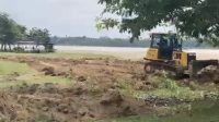 PT SAS turunkan alat berat bersihkan wisata Pantai Aurduri, dukung Semarak HUT RI ke-80 di Kelurahan Penyengat Rendah