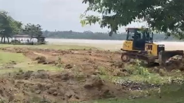 PT SAS turunkan alat berat bersihkan wisata Pantai Aurduri, dukung Semarak HUT RI ke-80 di Kelurahan Penyengat Rendah