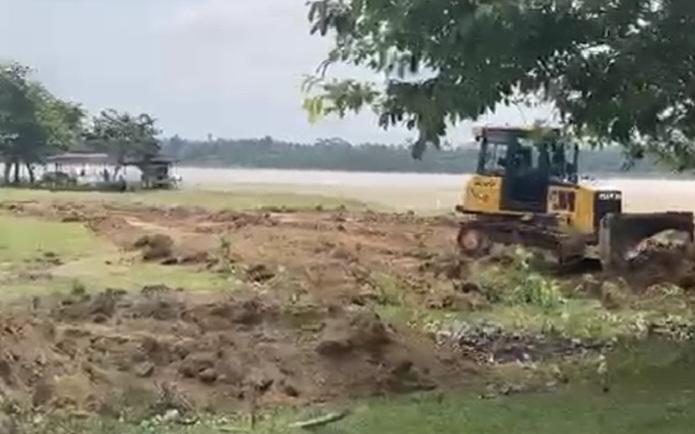PT SAS turunkan alat berat bersihkan wisata Pantai Aurduri, dukung Semarak HUT RI ke-80 di Kelurahan Penyengat Rendah