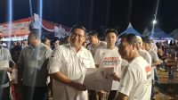 Penyerahan hadiah dalam rangkaian kegiatan lomba di Festival Merdeka Tepian Pasir Pantai Aurduri