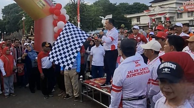 Gubernur Jambi Al Haris lepas ribuan peserta jalan santai HUT RI ke-80