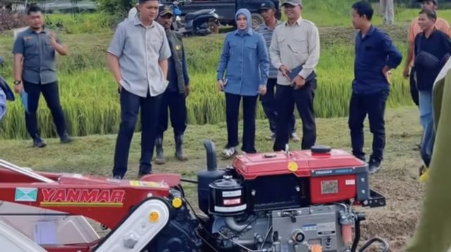 DPRD Provinsi Jambi, M Hafiz Fattah bersama Anggota DPRD Kabupaten Batanghari, Anita Yasmin menyerahkan bantuan traktor kepada petani