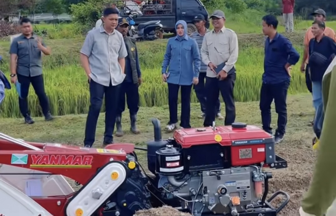 DPRD Provinsi Jambi, M Hafiz Fattah bersama Anggota DPRD Kabupaten Batanghari, Anita Yasmin menyerahkan bantuan traktor kepada petani