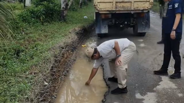 Bupati Tanjung Jabung Barat, Anwar Sadat tinjau jalan nasional yang rusak