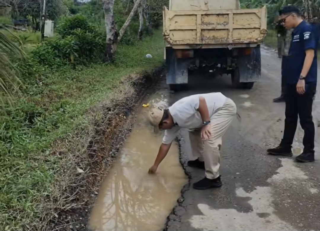 Bupati Tanjung Jabung Barat, Anwar Sadat tinjau jalan nasional yang rusak