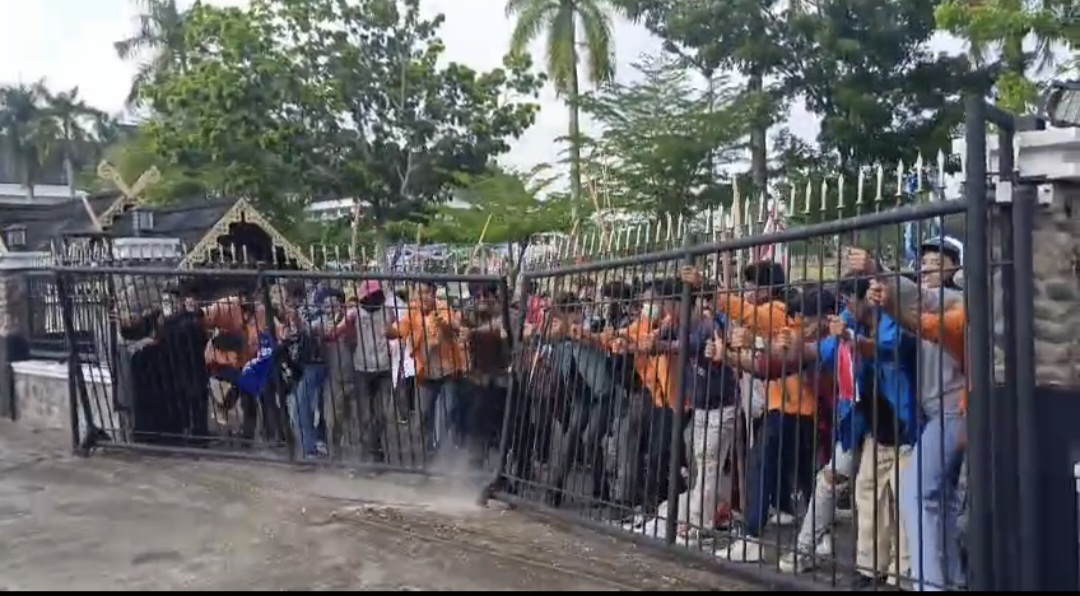 Aksi massa rusak fasilitas gedung DPRD Provinsi Jambi