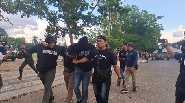 Pelajar yang demo diamankan kepolisian usai ricuh