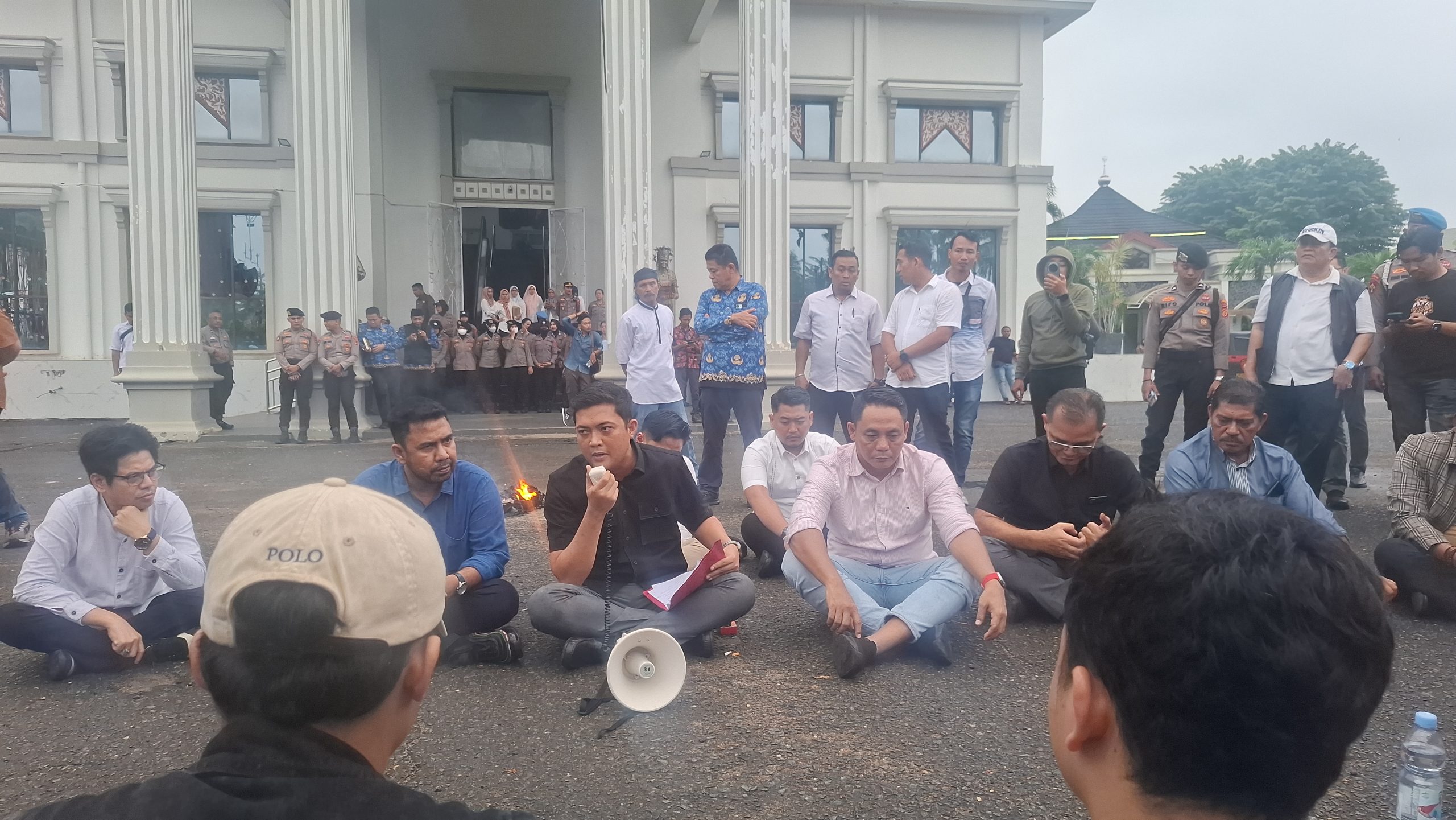 Ketua DPRD Provinsi Jambi, M Hafiz Fattah terima aspirasi masyarakat dibawah guyuran hujan