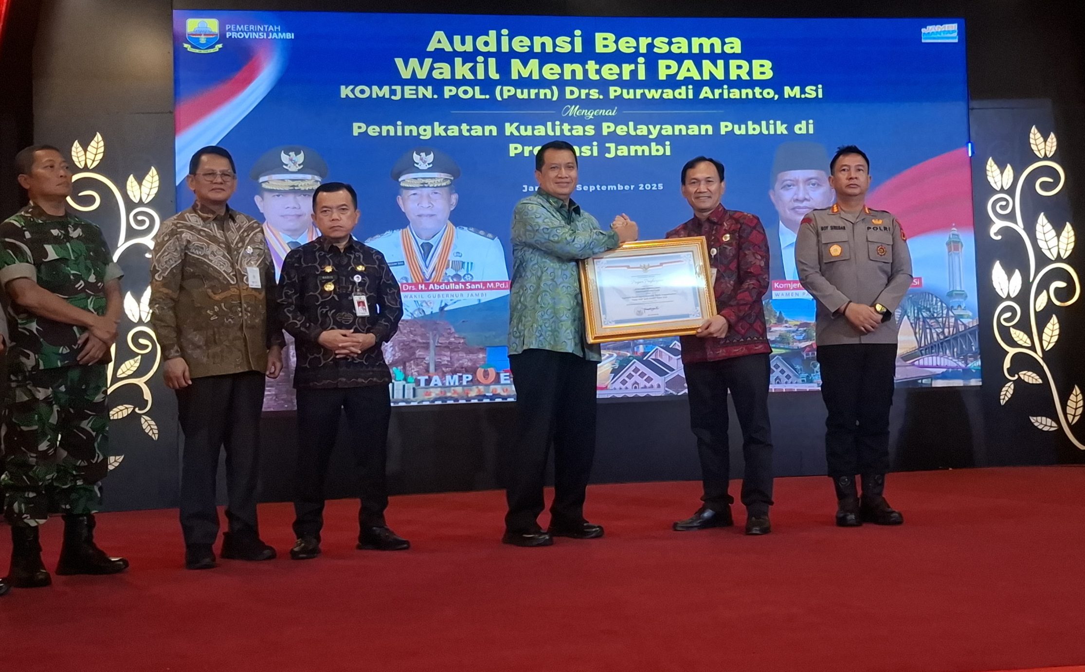 Direktur RSUD Raden Mattaher Jambi terima penghargaan dari Menpan RB