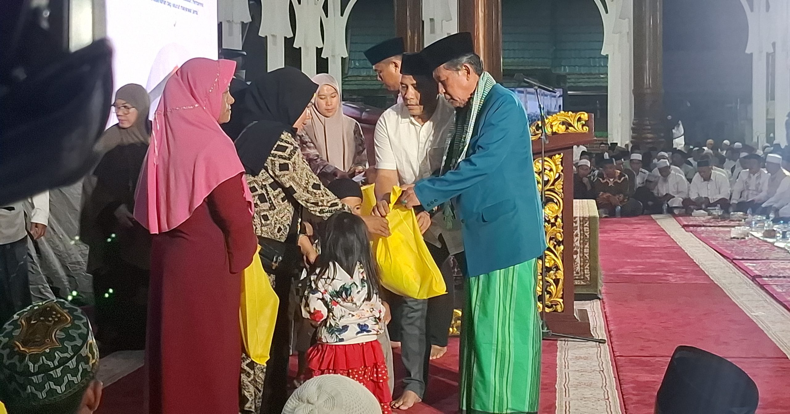 Wakil Gubernur Jambi, Abdullah Sani memberikan santunan kepada fakir miskin dan anak yatim