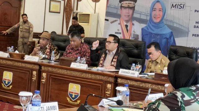 Ketua Komisi II DPR RI, Rifqinizamy Karsayuda bersama Gubernur Jambi Al Haris
