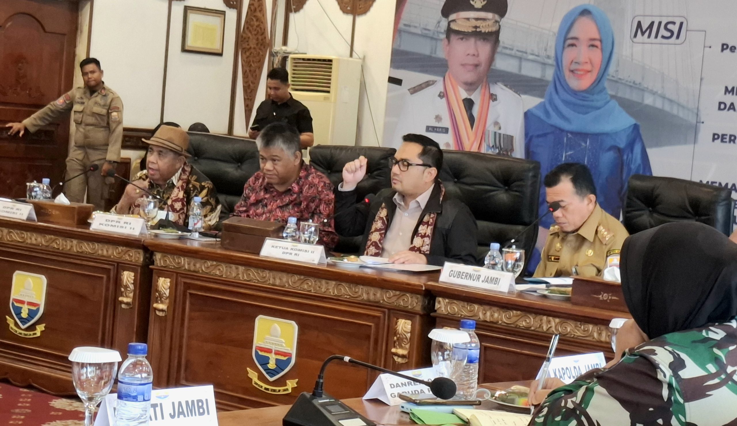 Ketua Komisi II DPR RI, Rifqinizamy Karsayuda bersama Gubernur Jambi Al Haris