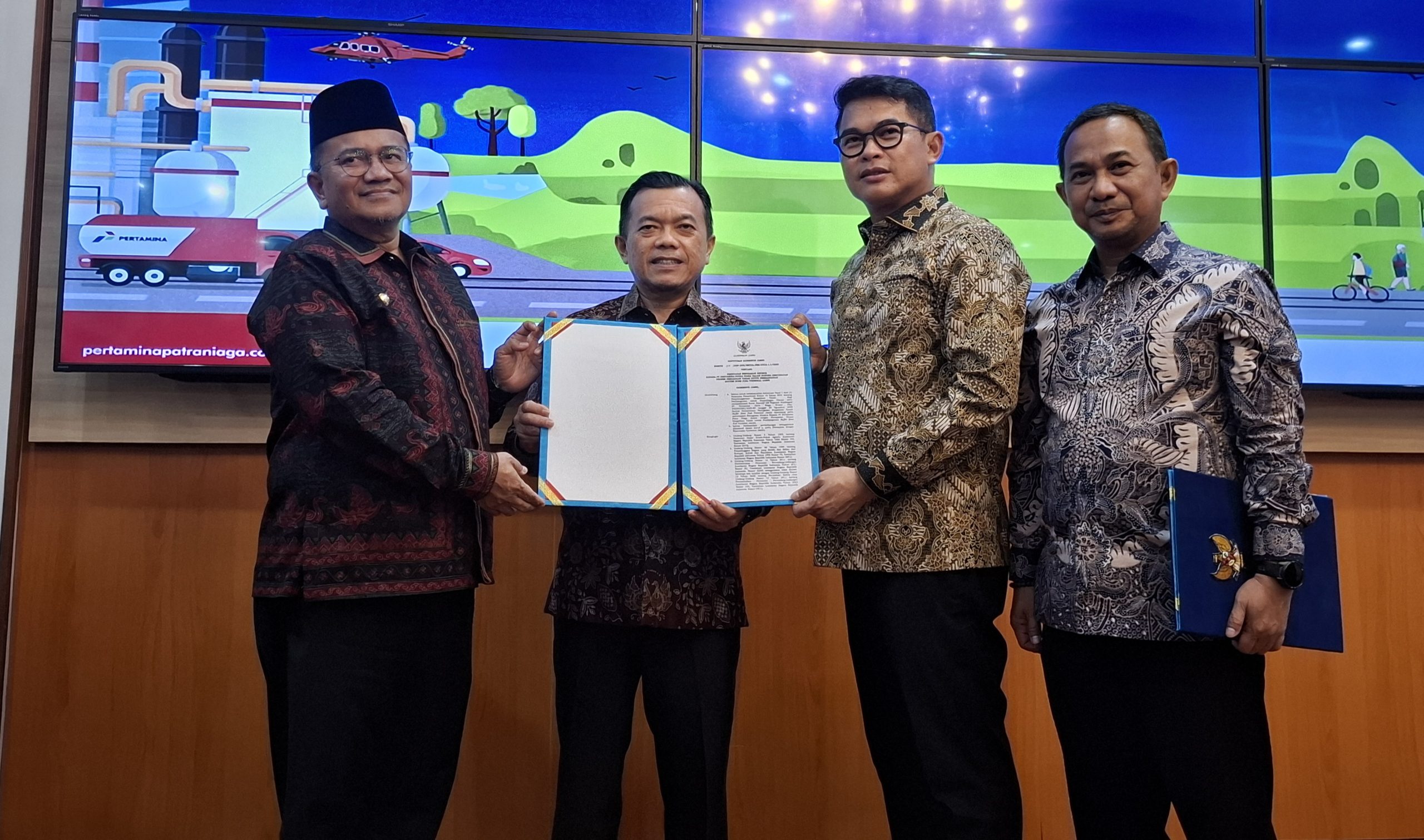 Gubernur Jambi Al Haris serahkan SK penetapan lokasi dan buffer zone fuel terminal Jambi ke Pertamina 