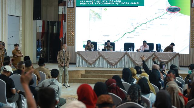 Suasana Dialog warga yang tergabung dalam BPR dengan PT SAS yang difasilitasi oleh Gubernur Jambi, Walikota dan Wawako Jambi, Wabup Muaro Jambi dan Ketua DPRD Provinsi Jambi.