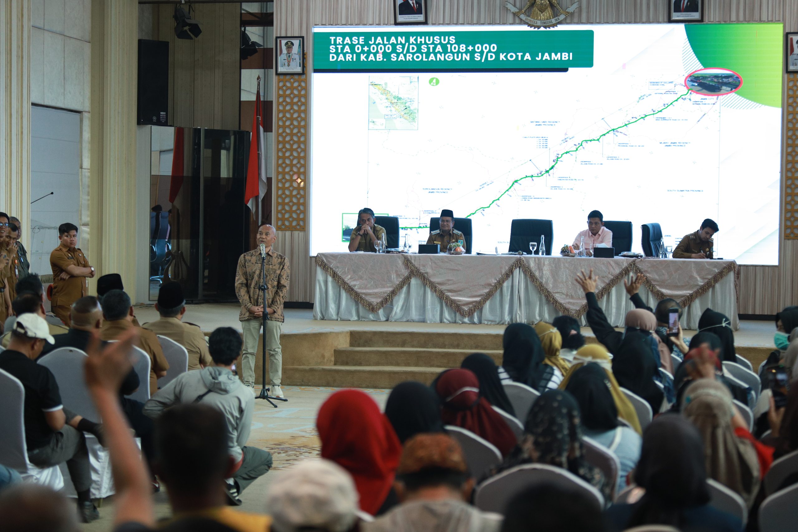 Suasana Dialog warga yang tergabung dalam BPR dengan PT SAS yang difasilitasi oleh Gubernur Jambi, Walikota dan Wawako Jambi, Wabup Muaro Jambi dan Ketua DPRD Provinsi Jambi.