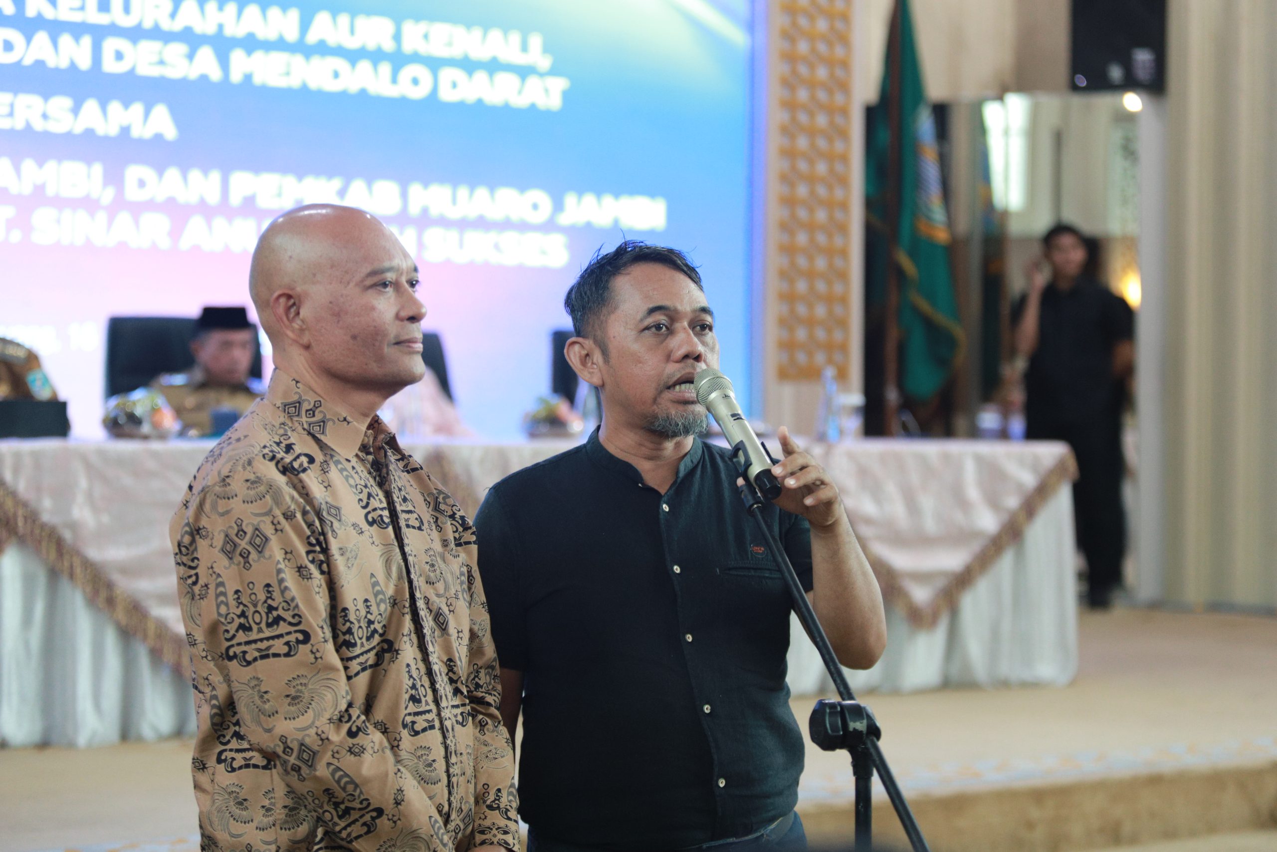 Pemaparan oleh warga saat acara dialog antara PT SAS, Pemprov, Pemkot dan Pemkab Muaro Jambi serta DPRD