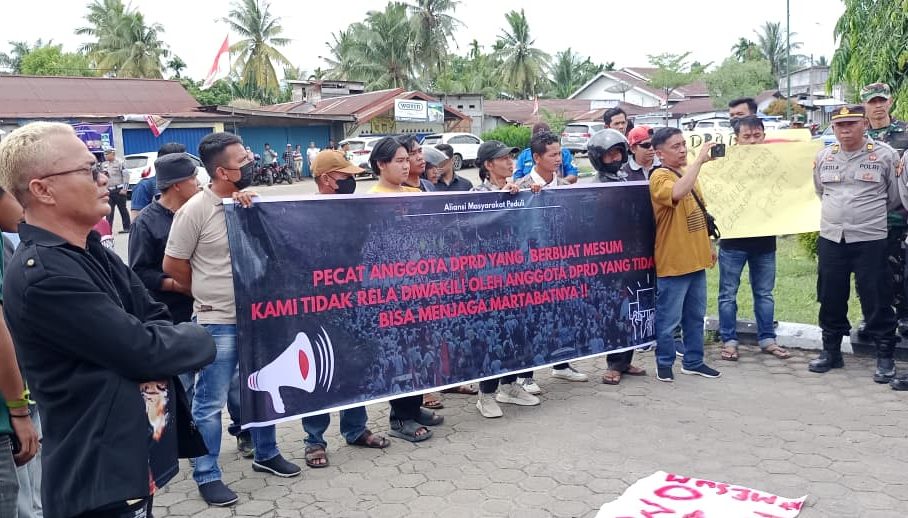 Aksi Demo Menuntut Anggota DPRD Kabuapten Batanghari dari Partai Gerindra Lengser Senin (02/9/2025). Doc/VOJ