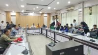 Tampak Anggota dan Ketua DPRD Kota Jambi Kemas Faried berdialog dengan massa aliansi Mahasiswa. Doc/ VOJ