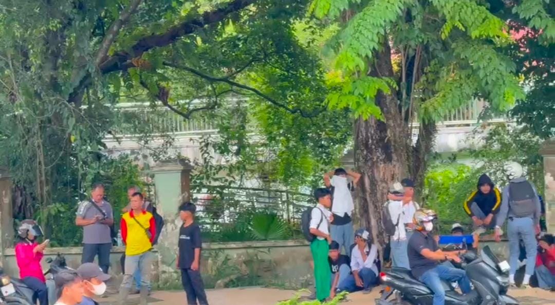 Pelajar ikut aksi demo di depan Kantor DPRD Provinsi Jambi
