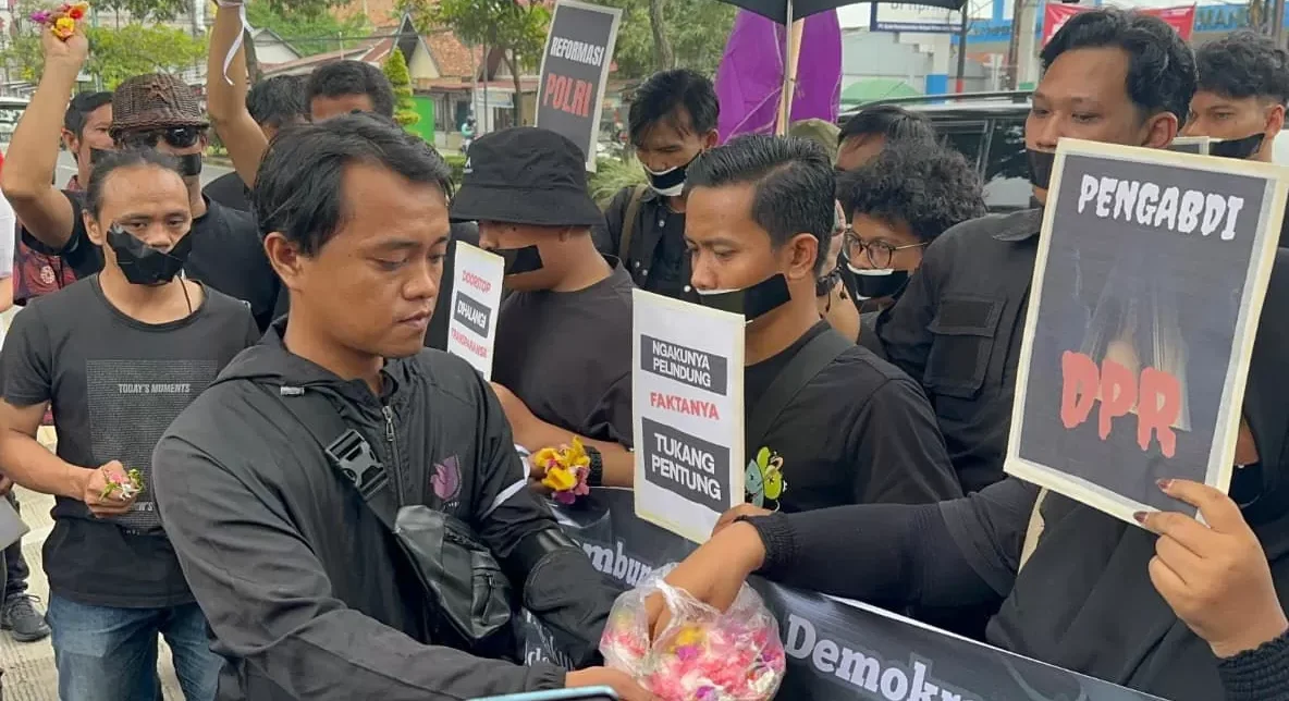 Puluhan wartawan menggelar demo dengan mulut dilakban hitam di Mapolda Jambi.