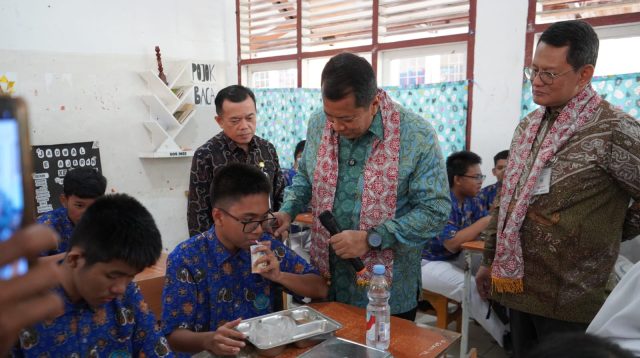 Gubernur Jambi Al Haris bersama Wamenpan RB tinjau program Makan Bergizi Gratis di SMA N 10 Kota Jambi